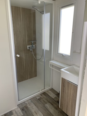 Douche, serviettes fournies, papier toilette