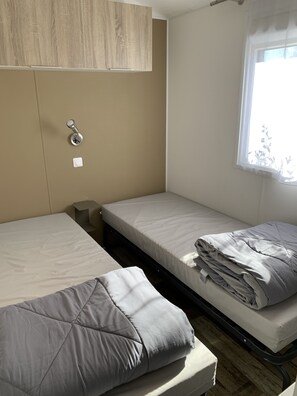 3 slaapkamers, reisbedje, beddengoed