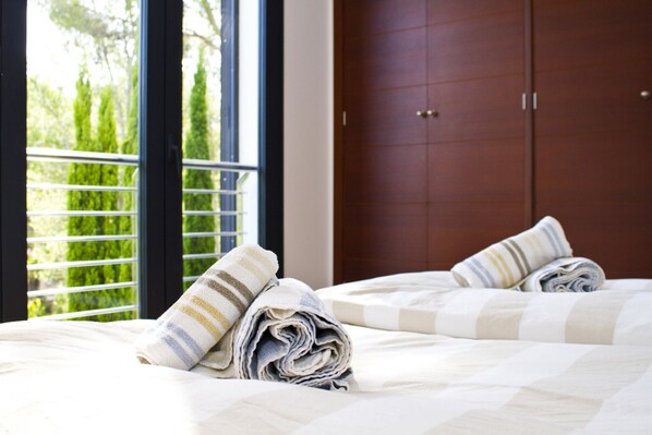 3 bedrooms, in-room safe, iron/ironing board, free WiFi