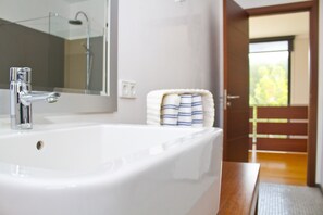 Shower, hair dryer, towels, soap - Modern semi-detached house in quiet residential area - 200 m to the sea (promenade) (Cala Rajada)