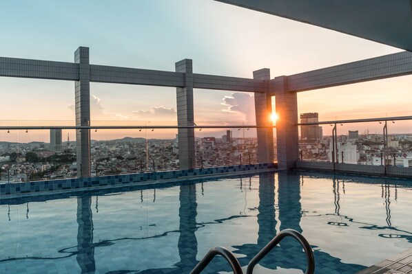 Swim-up bar - Kovie Hotel (Hai Phong)