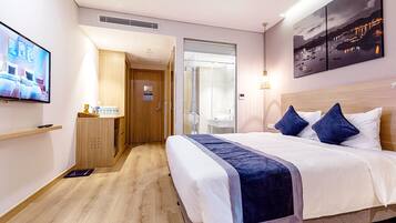 Standard Room, 1 King Bed | Egyptian cotton sheets, premium bedding, minibar, in-room safe