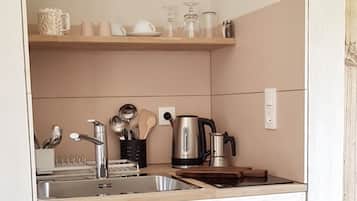 Fridge, stovetop, coffee/tea maker, electric kettle