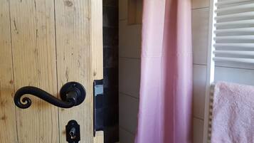 Douche, serviettes fournies, savon, papier toilette