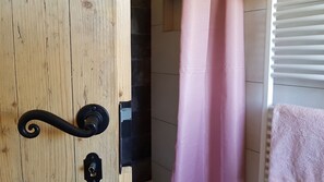 Dusche, Handtücher, Seife, Toilettenpapier