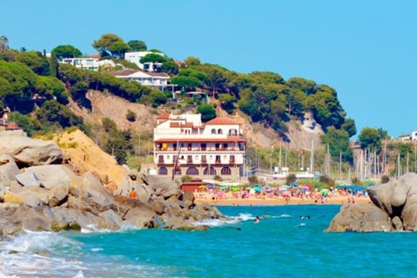 Platja a a prop i tovalloles de platja