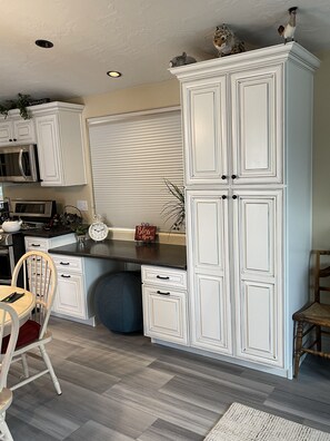 Réfrigérateur, four à micro-ondes, un four, surface de cuisson