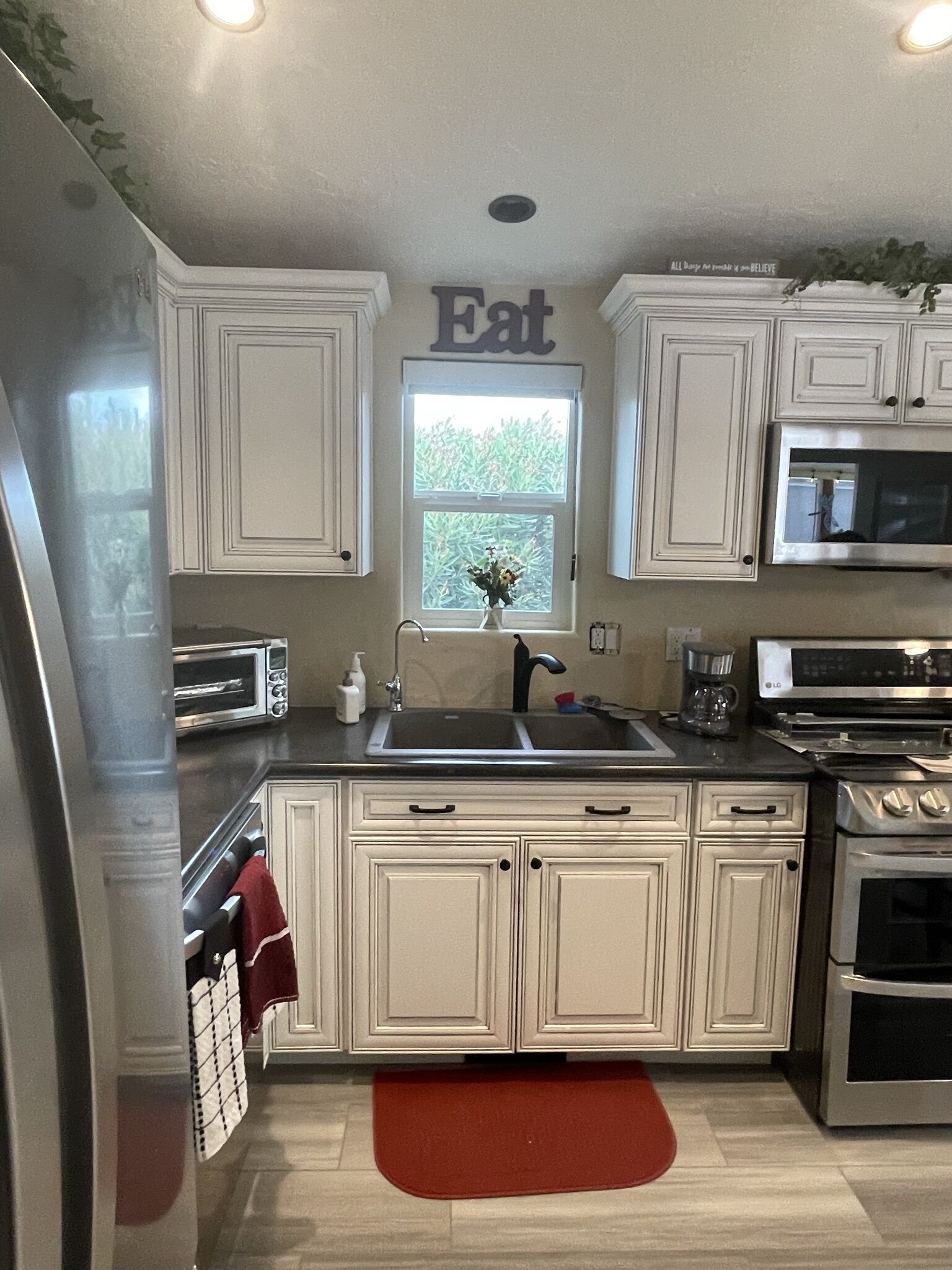 Kylskåp, mikrovågsugn, ugn och spishäll