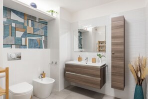 Een douche, een haardroger, een bidet, handdoeken