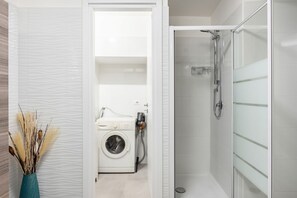 Een douche, een haardroger, een bidet, handdoeken