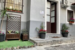 Exterior detail - GuestHost - Comfortable 80 sqm apartment that can accommodate up to 5 people located on the ground floor of a just renovated building without a lift. The accommodation is located in a central area of the city a few steps from the Greek Theater and Castel (Catania)