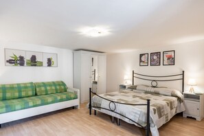 1 slaapkamer, een strijkplank/strijkijzer, wifi, beddengoed