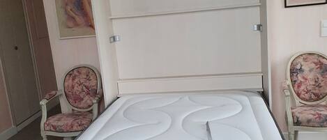 Iron/ironing board, bed sheets