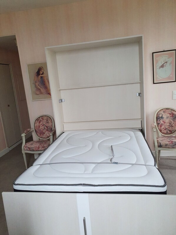 Een strijkplank/strijkijzer, beddengoed