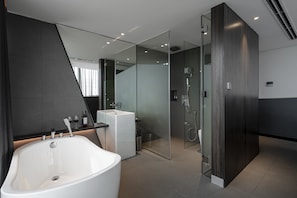 Articles de toilette de luxe, sèche-cheveux, peignoirs, chaussons