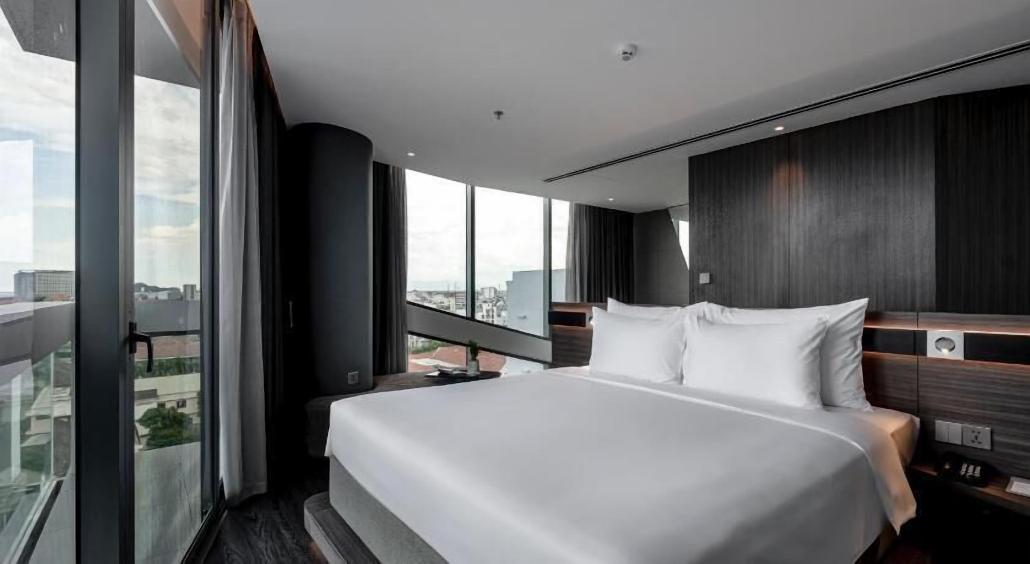 Bộ đồ giường cao cấp, nệm cao su hoạt tính (memory foam), minibar 