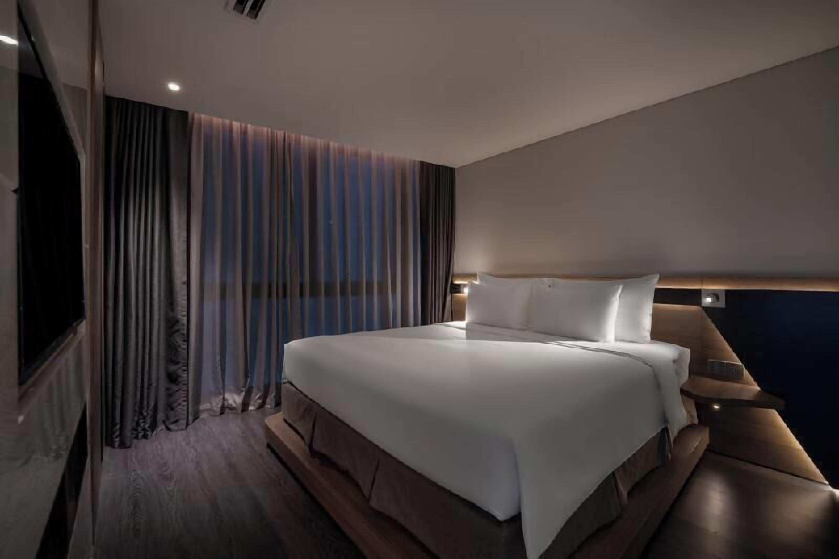 Bộ đồ giường cao cấp, nệm cao su hoạt tính (memory foam), minibar 