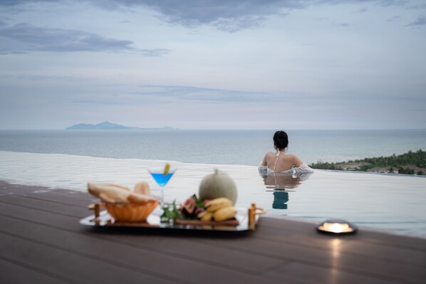 Una piscina al aire libre, tumbonas