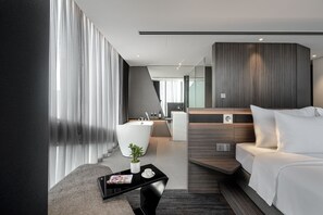 Designer toiletartikelen, een haardroger, badjassen, pantoffels