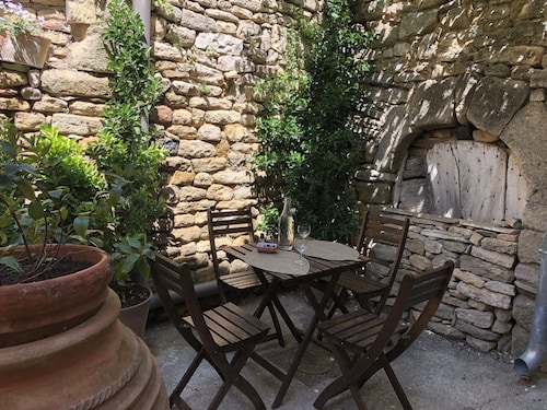 La Calade. Gîte dans le coeur historique d'un village médieval.