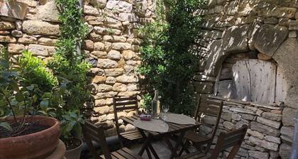 La Calade. Gßte dans le coeur historique d'un village médieval.