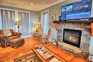 TV, fireplace - Experience serenity in this 3-bedroom cabin with stunning views in West Jefferson, NC. (West Jefferson)