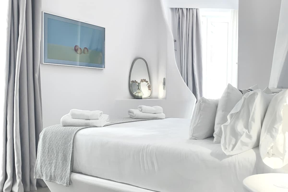 Cubrecamas, cortinas blackout, sistema de insonorización y wifi gratis