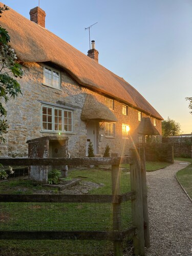 Winter bolt hole: cosy, luxury thatched cottage, modern interior, total R&R!