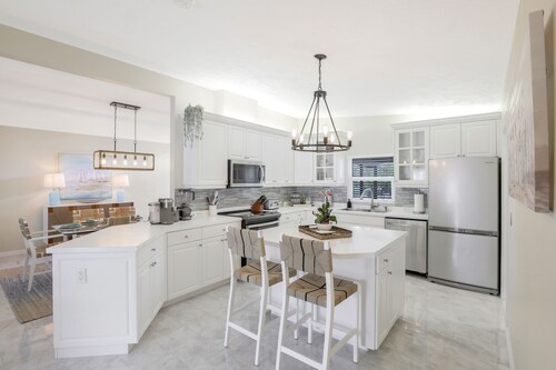 Escape to your very own private oasis in Naples, Florida!  Close to all !