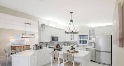 Escape to your very own private oasis in Naples, Florida! Close to all !