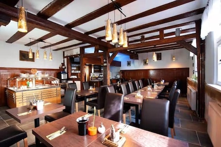 Desayuno buffet diario (EUR 12 por persona)