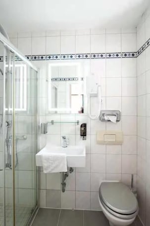 Double Room | Bathroom | Bidet, towels. Hotel Blüchertal