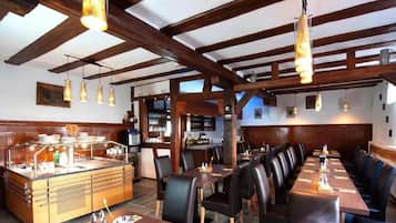 Petit déjeuner buffet (12 EUR par personne)