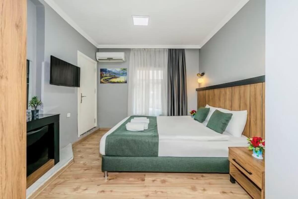 Egyptian cotton sheets, premium bedding, down comforters, minibar