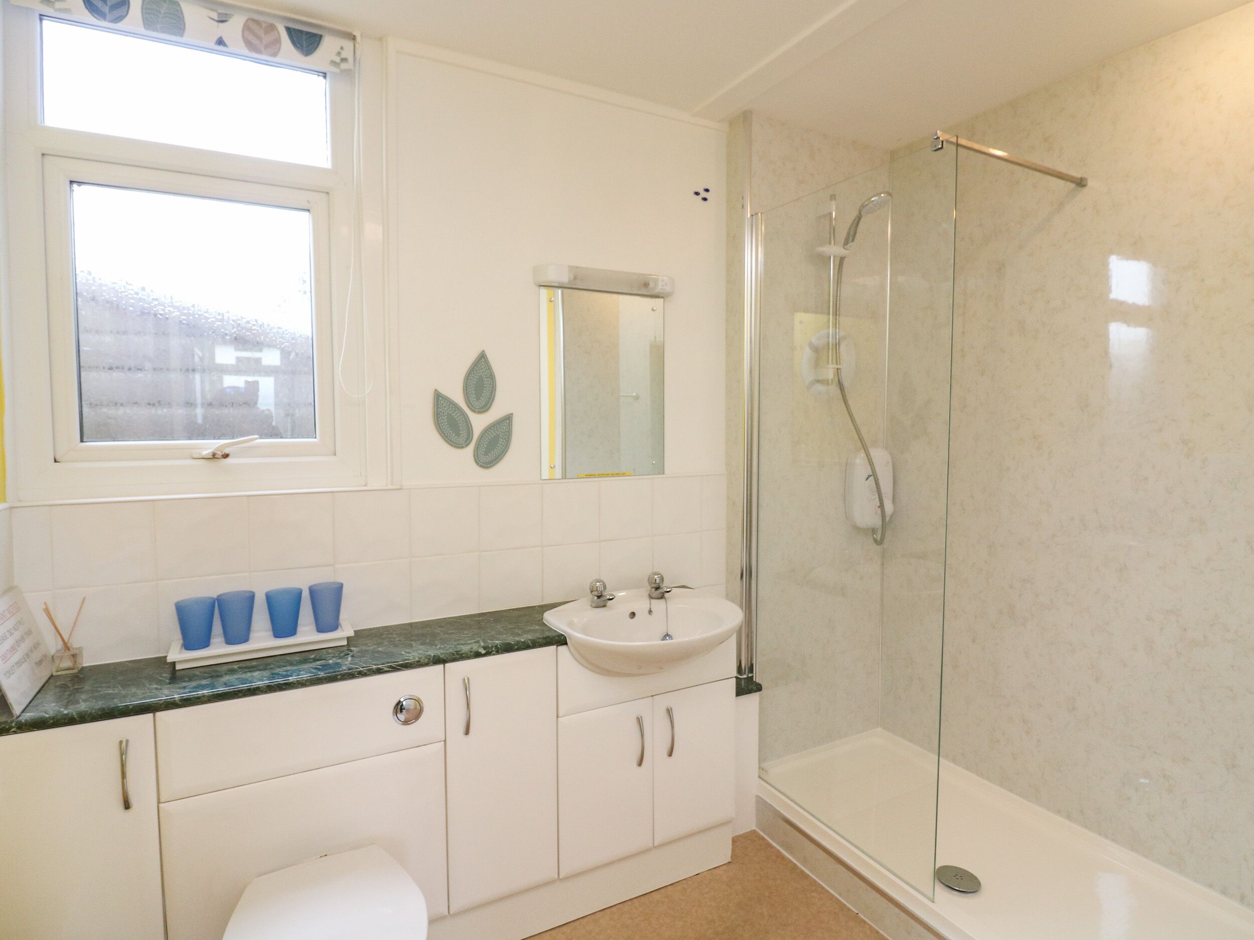 Cottage | Badkamer | Een douche