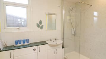 Cottage | Badkamer | Een douche