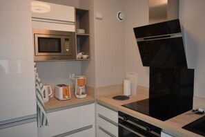 Réfrigérateur, vaisselle et ustensiles