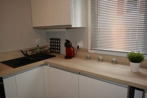 Geladeira, talheres/pratos/utensílios de cozinha