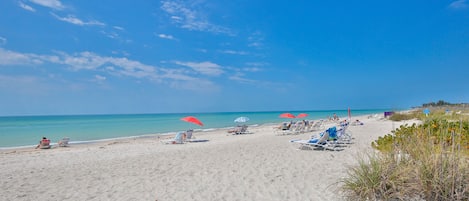 Am Strand, Liegestühle, Sonnenschirme, Strandtücher