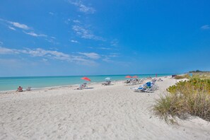 On the beach, sun loungers, beach towels - Vitamin Sea on Longboat Key! (Longboat Key)