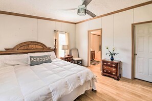 3 bedrooms, desk, iron/ironing board, travel cot - Updated Home Near Neuse River Fishing & Boating (Arapahoe)