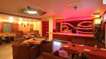 Bar (trong khuôn viên)