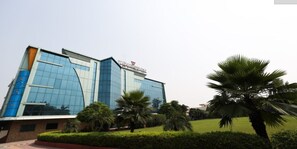 A modern building with a glass facade and a sign that reads "WINSTON". - Wingston A TreeHouse Hotel Mathura (Mathura)