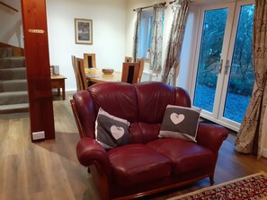 Casa de campo | Sala de estar | Televisión de 30 pulgadas con canales digitales y chimenea 