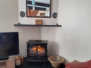 Cottage | Living room | 30-inch TV with digital channels, fireplace - Inviting 3-bed Cottage Close to Pwllheli (Pwllheli)