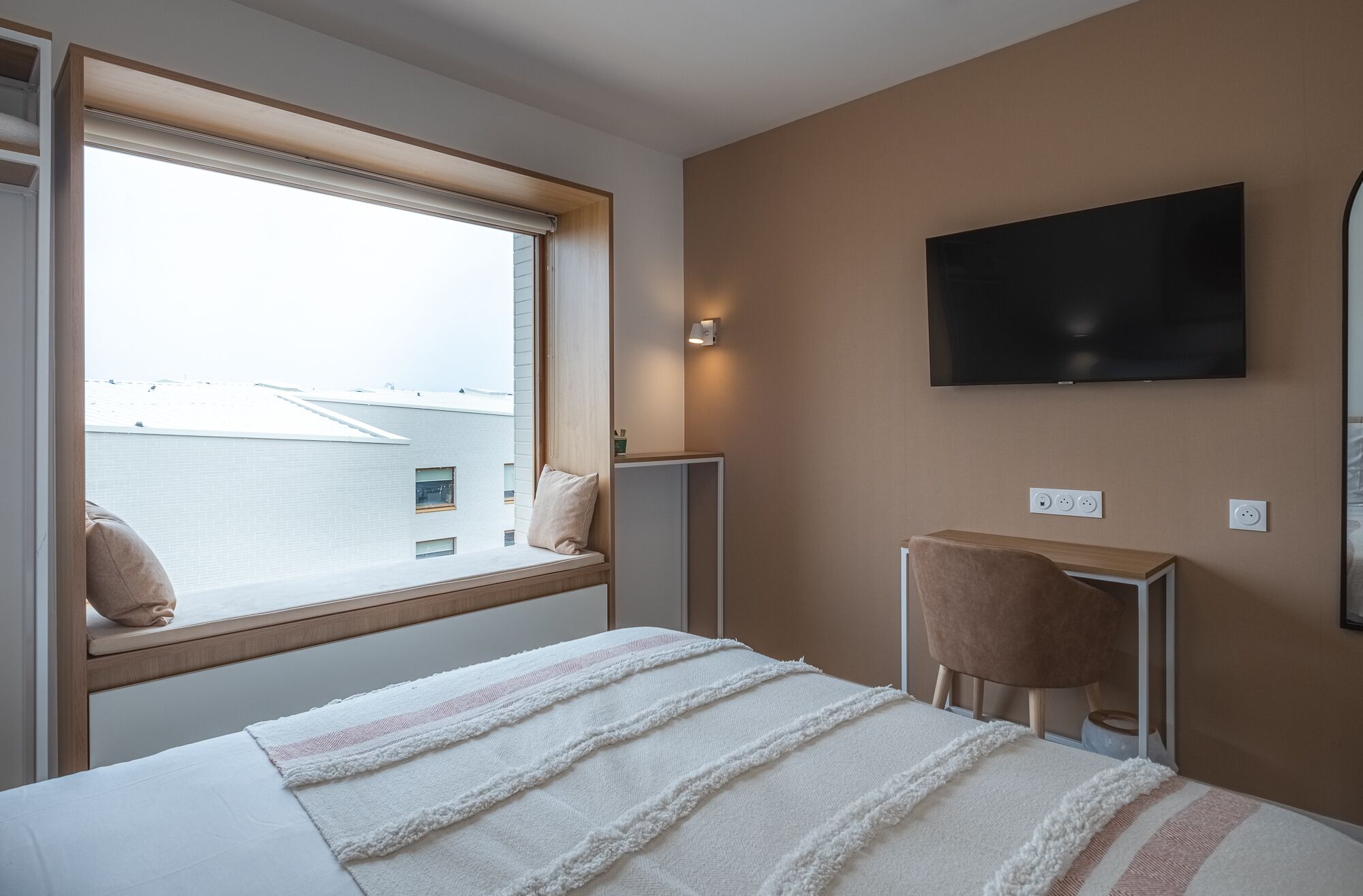 double room | 1 bedroom, in-room safe, desk, laptop workspace