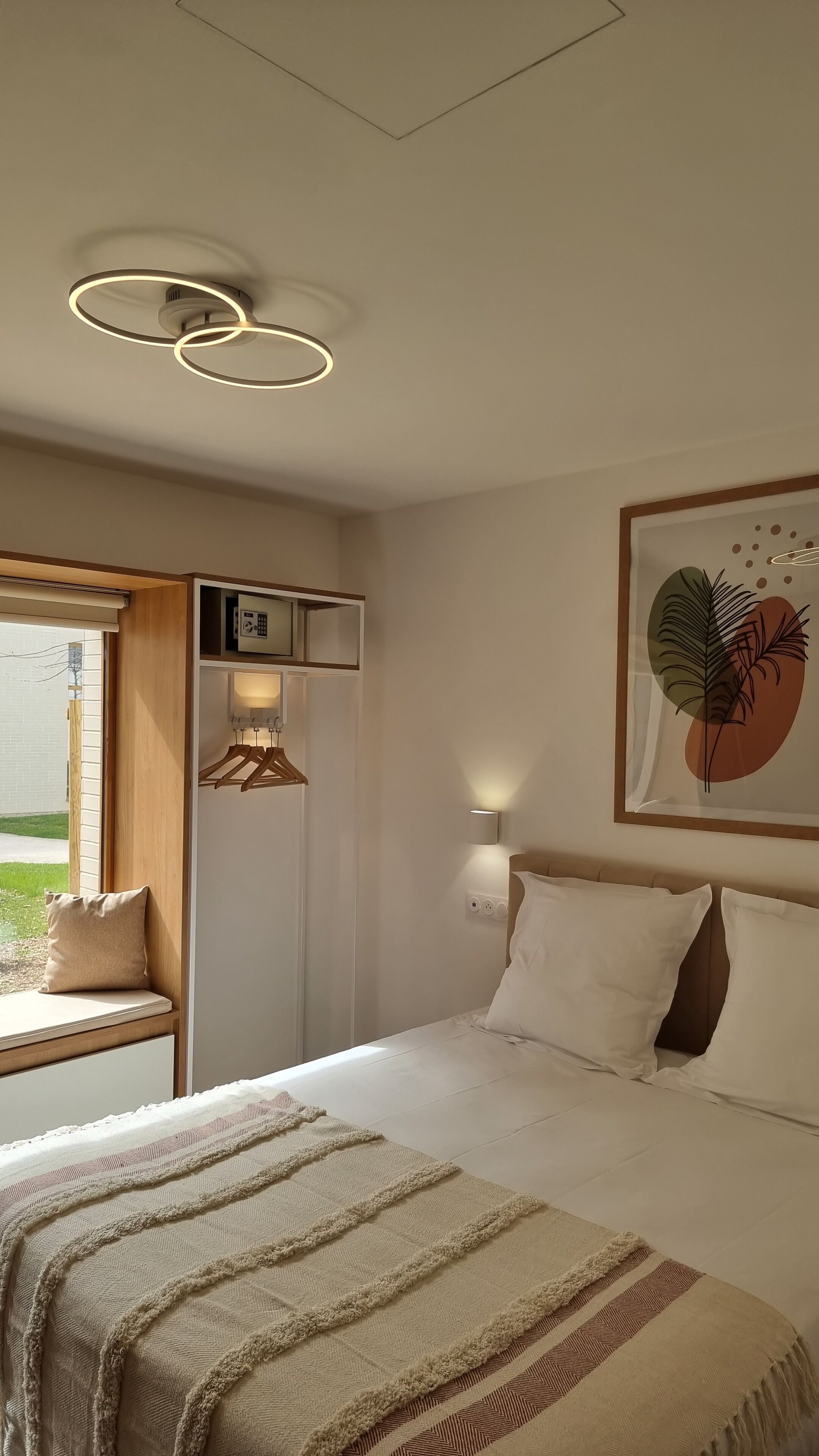 double room | 1 bedroom, in-room safe, desk, laptop workspace