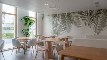 Tägliches Frühstücksbuffet (16 EUR pro Person)