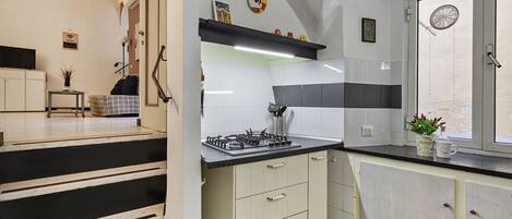 Réfrigérateur, micro-ondes, four, bouilloire électrique