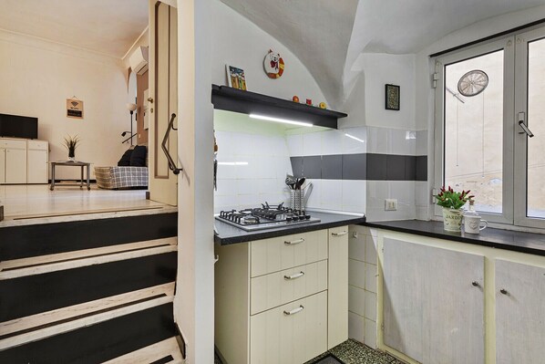 Frigorifero, microonde, forno, bollitore elettrico